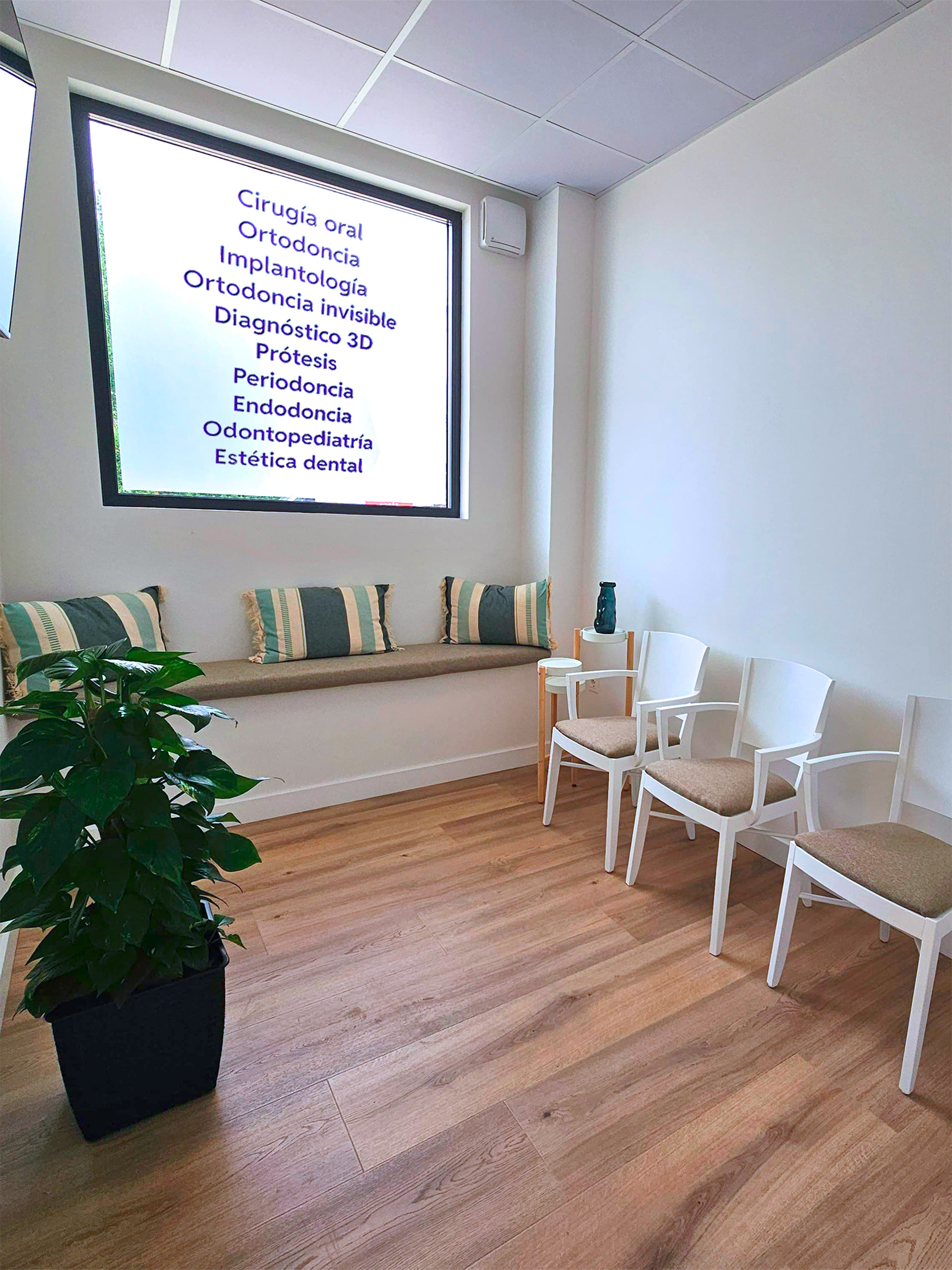 Primera sala de espera de la Clínica del Camino.